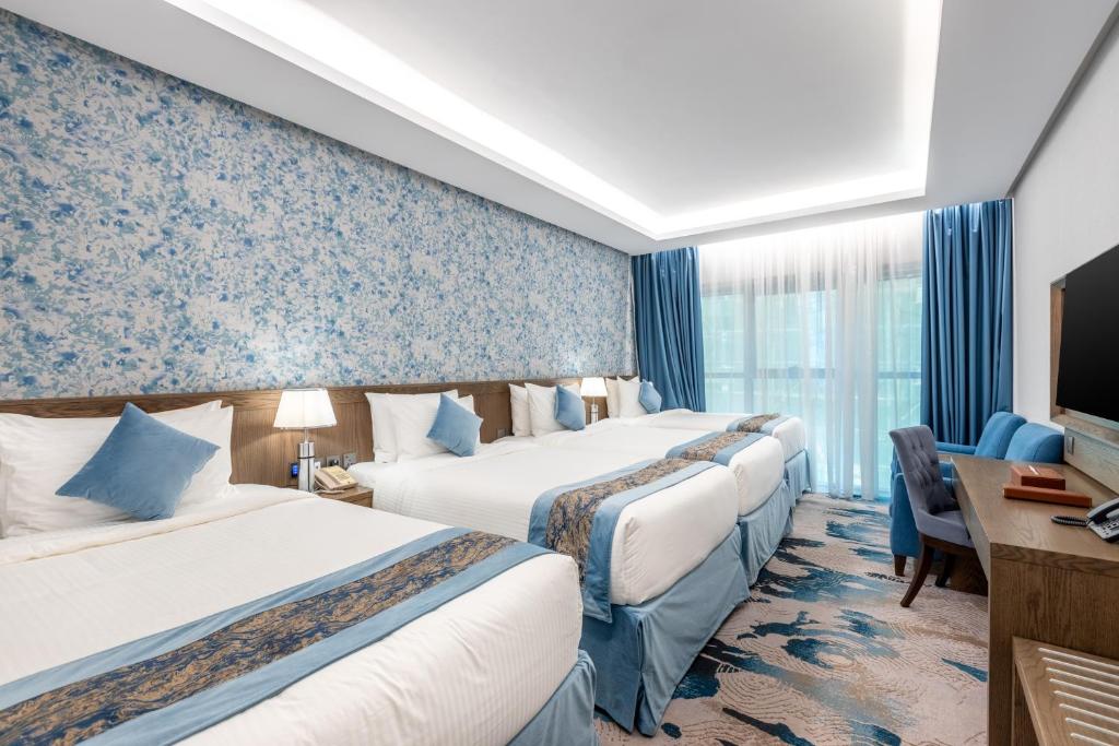 View Al Madinah Hotel tesisinde bir odada yatak veya yataklar