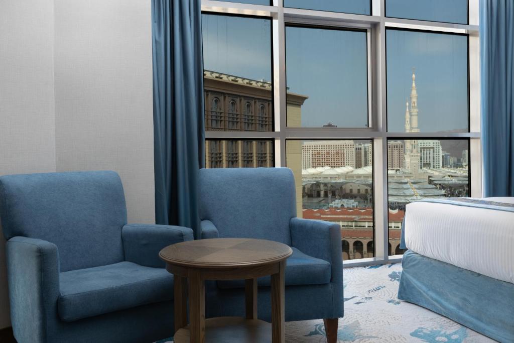 View Al Madinah Hotel tesisinde bir oturma alanı