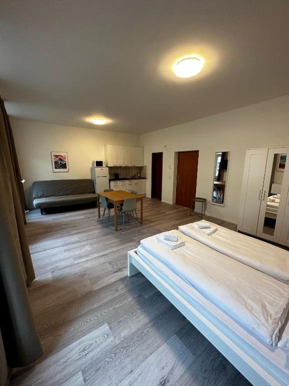 Una habitación con una cama y una mesa dentro. en HITrental Seefeld - Kreuzstrasse Apartments, en Zúrich