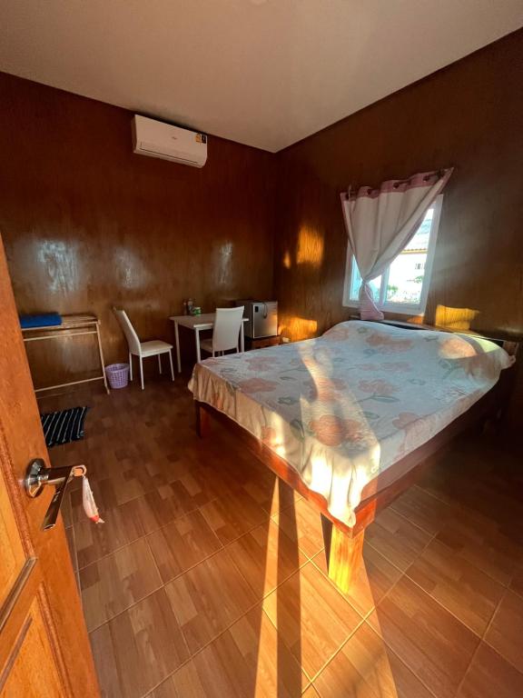 Postel nebo postele na pokoji v ubytování Baanlungmong