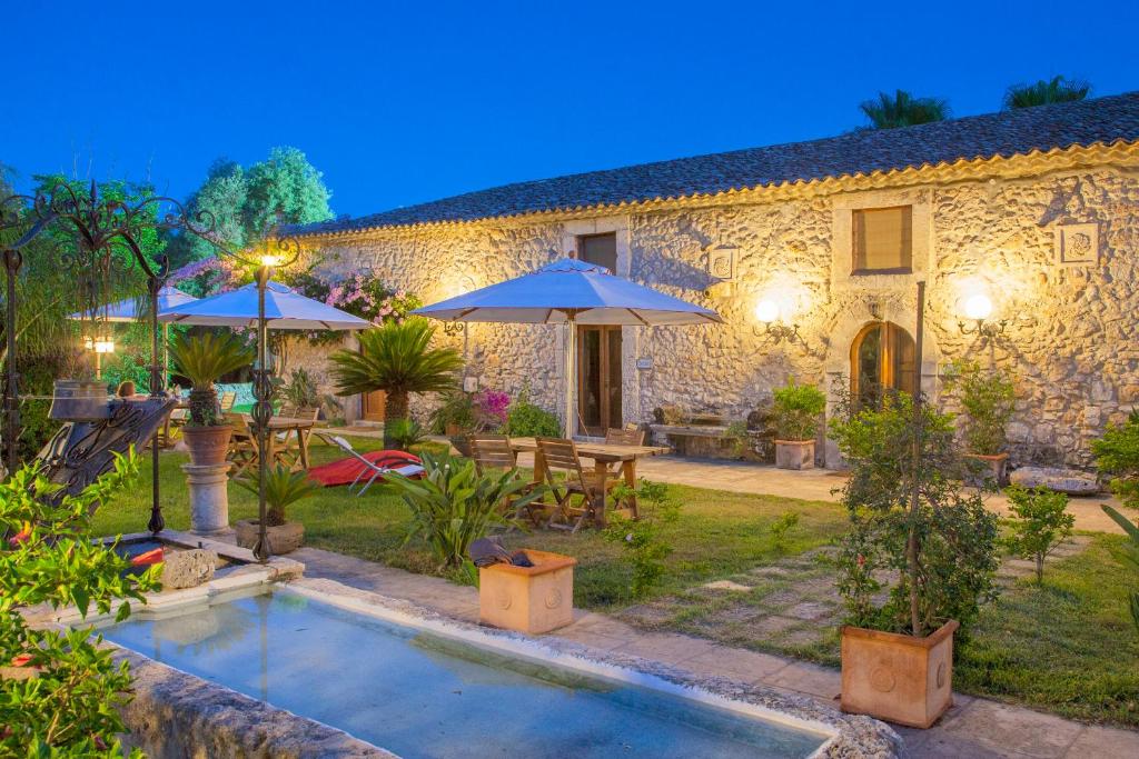 敘拉古的住宿－Villa Dei Papiri Fonte Ciane，一座带庭院的房屋,设有游泳池
