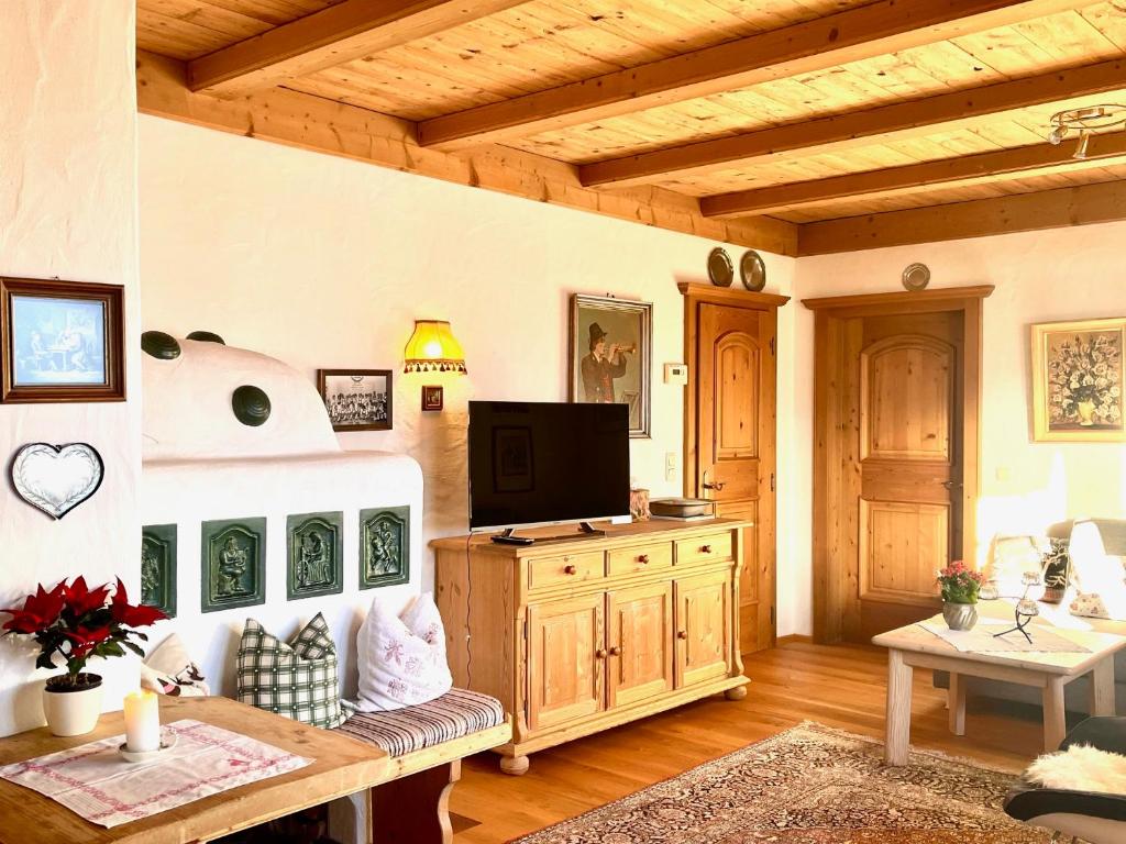 uma sala de estar com um sofá e uma televisão em Haus Annemarie em Oberndorf in Tirol