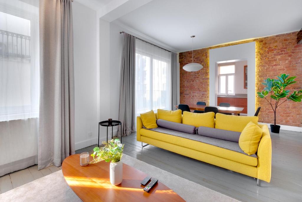 een woonkamer met een gele bank en een tafel bij Historical Flat with Balcony near Galata Tower in Istanbul