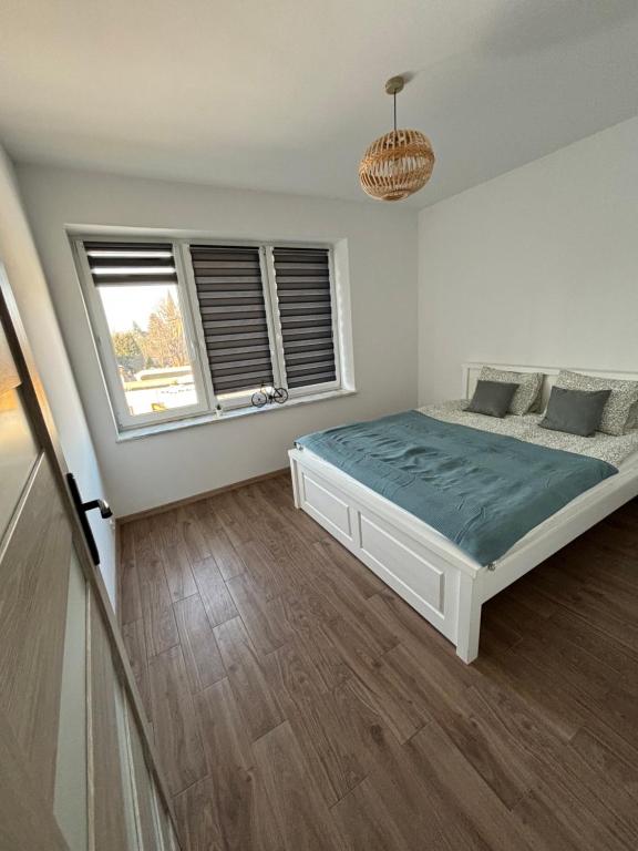 een slaapkamer met een bed en 2 ramen bij U Hrabiego in Krzeszowice
