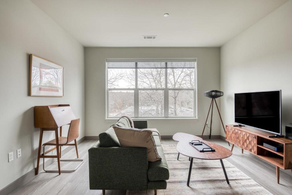 TV a/nebo společenská místnost v ubytování Burlington 1br w gym wd nr dining shops BOS-978