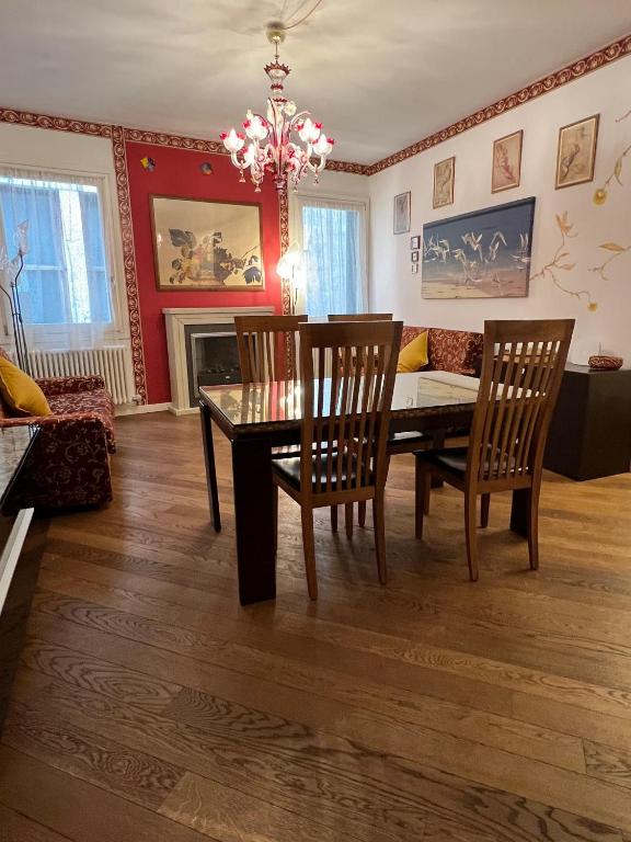 a living room with a dining room table and chairs at CasaBella in Venice