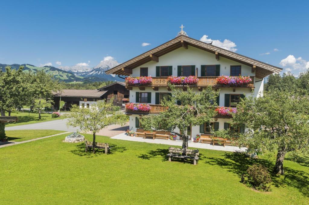 un grande edificio con panchine in un parco di Filzenhof a Kitzbühel