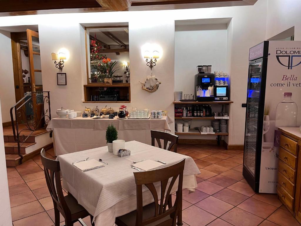 Restaurace v ubytování Hotel Albergo Dolomiti
