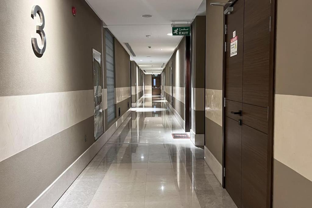 un couloir vide dans un bâtiment avec le numéro 6 sur le mur dans l'établissement 1BHK Near Airport, Pool, Parking, à Mascate