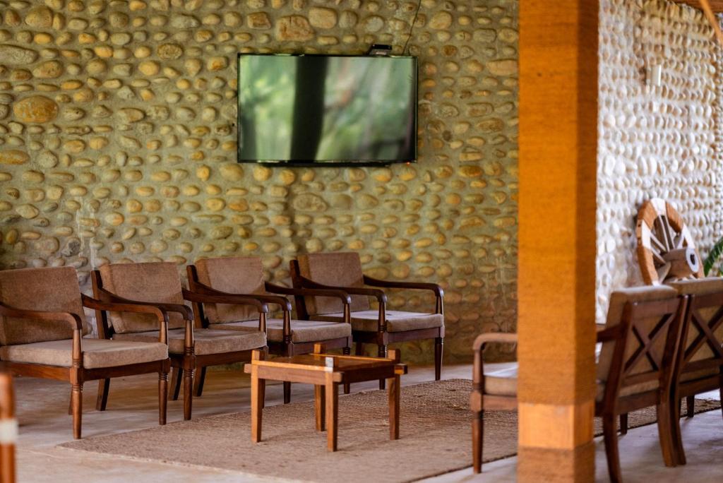 TV a/nebo společenská místnost v ubytování Sanctuary Chitwan National Park