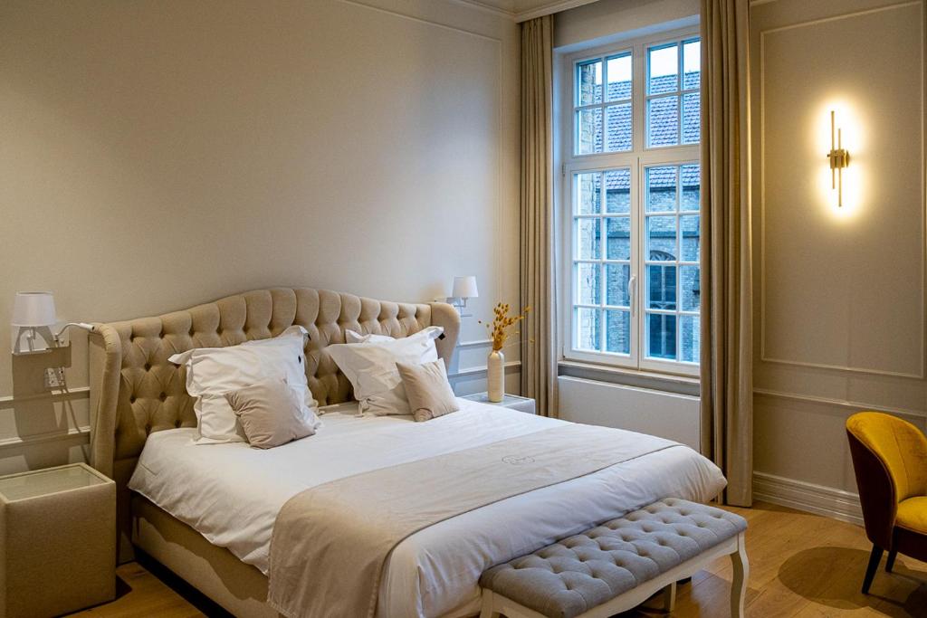 um quarto com uma cama grande e uma janela em St-Georges IV em Ypres