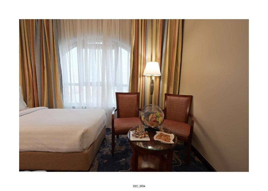 Postel nebo postele na pokoji v ubytování Emaar Royal Hotel