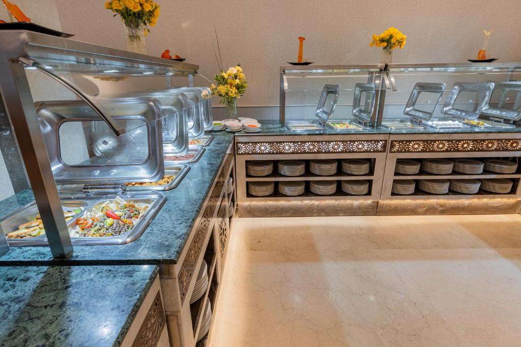 View Al Madinah Hotel tesisinde mutfak veya mini mutfak