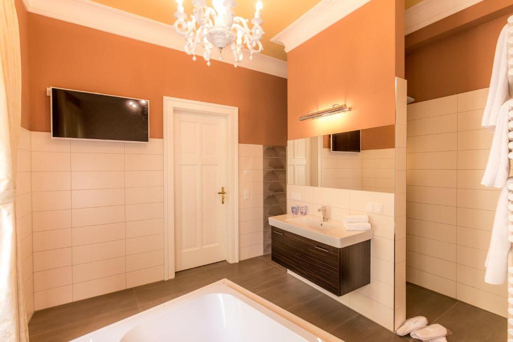 Televiisor ja/või meelelahutuskeskus majutusasutuses Grande Albergo Giancarlo