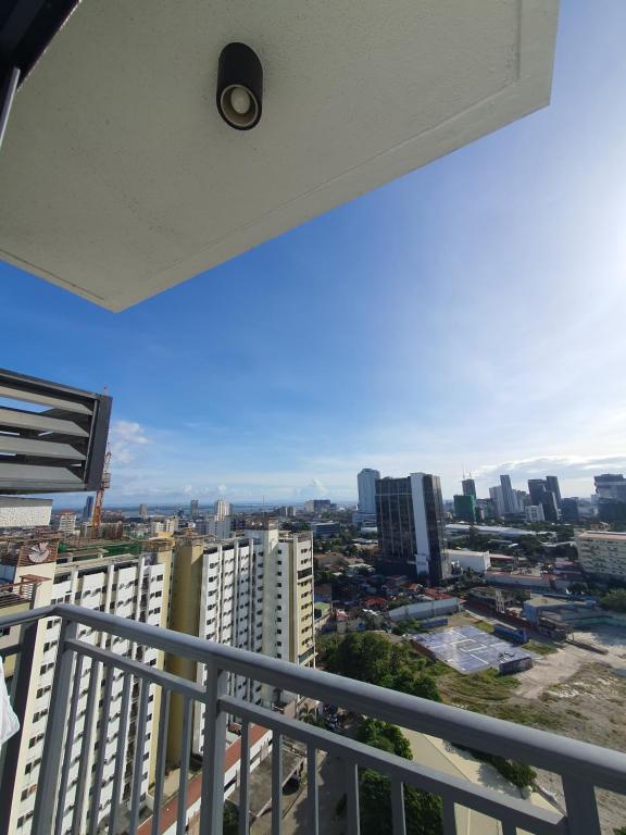 una vista sulla città dal balcone di un edificio di Arlowes Cebu at 20f Grand Residences Cebu a Cebu City