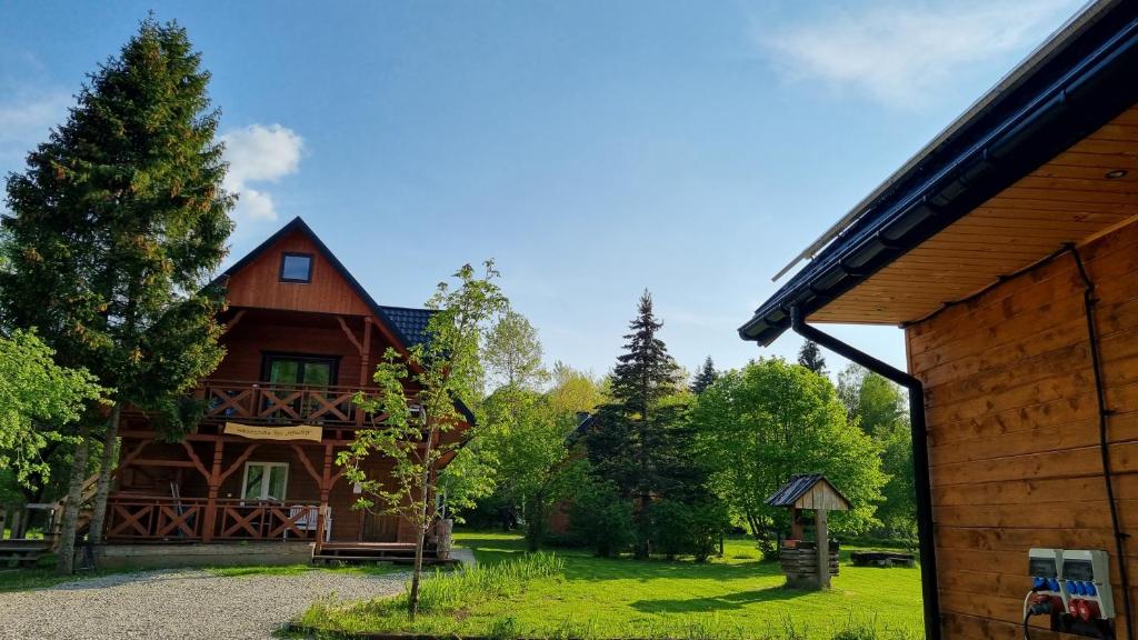uma grande casa de madeira no meio de um quintal em Leśniczówka Kalina em Wetlina