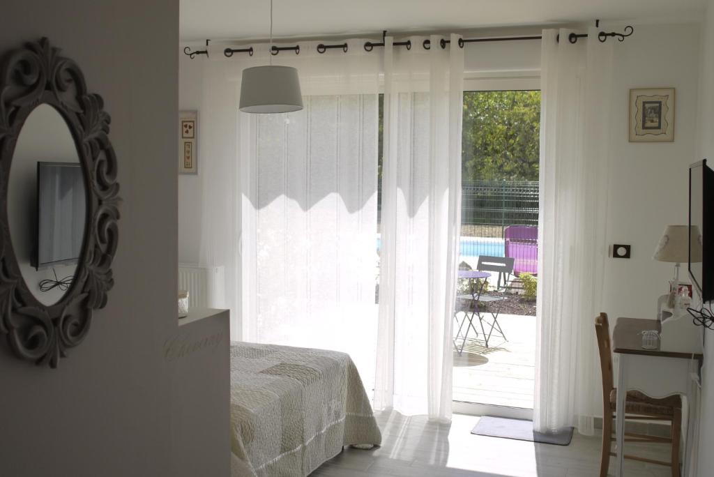 Les Abris Du Château - Double Room With Pool View