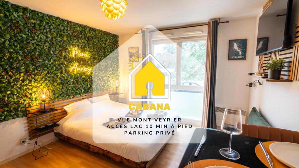 - une chambre dotée d'un lit avec un mur vert dans l'établissement Cabana & Merci Annecy - Parking et Proche du Lac, à Annecy