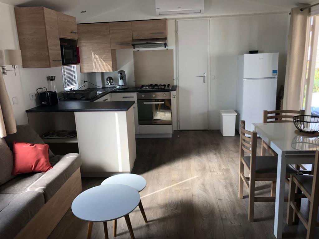 salon z kanapą i kuchnią ze stołem w obiekcie SC - L'Aventura 3 ch, 2 SDB, tout confort w mieście Lattes