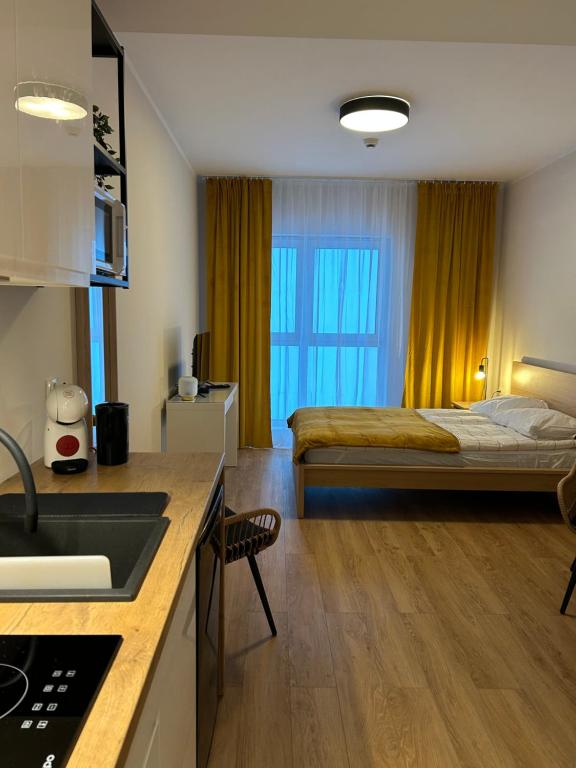 una cucina e una camera con un letto di Apartamenty Pl. Wolności 6 a Poznań