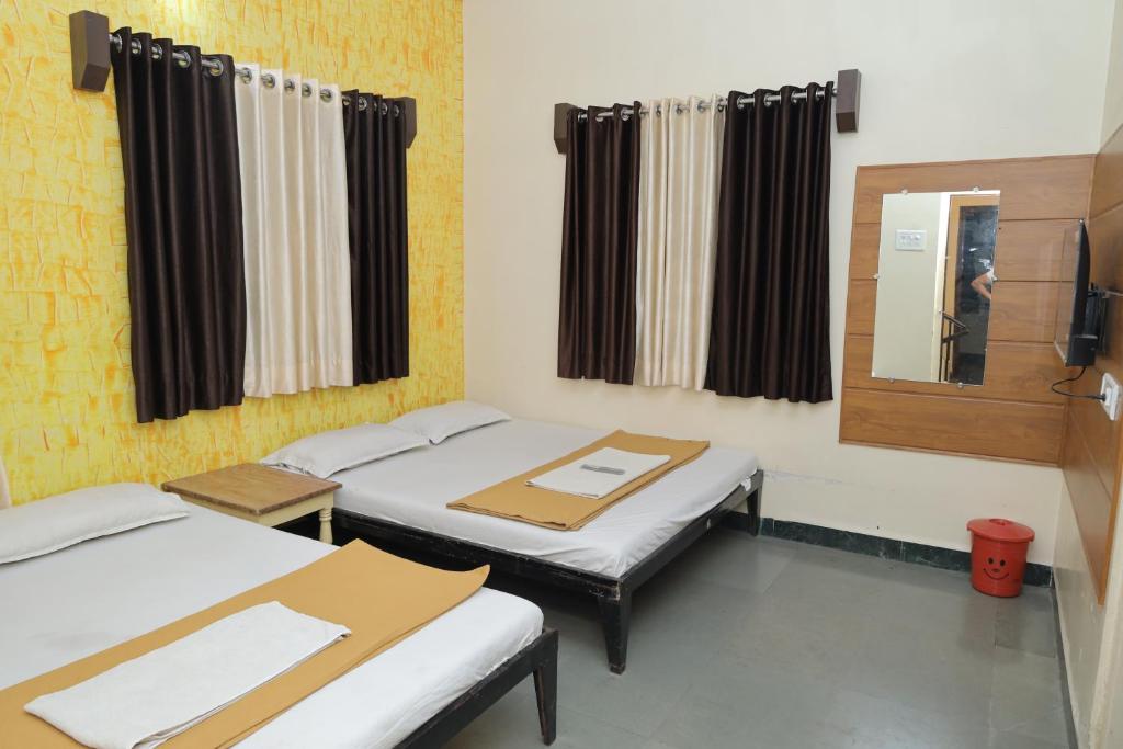 Postel nebo postele na pokoji v ubytování Hotel laxminarayan