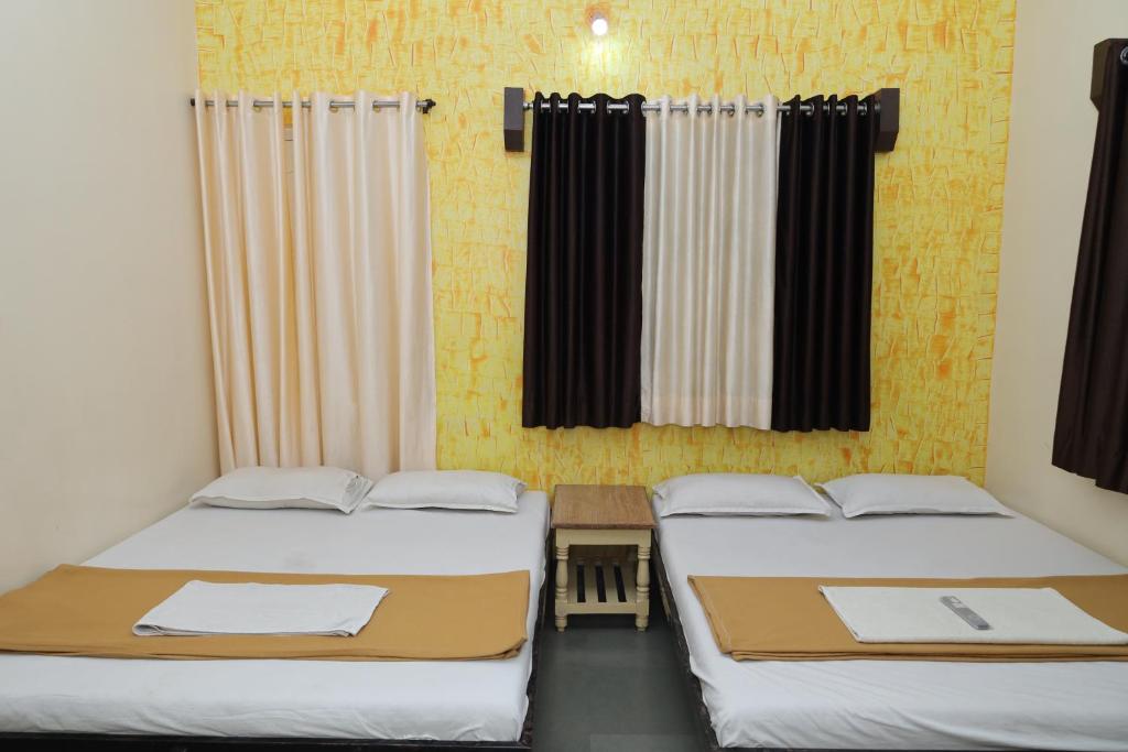 Postel nebo postele na pokoji v ubytování Hotel laxminarayan