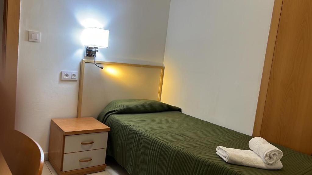 Postel nebo postele na pokoji v ubytování Hostal Alhambra Tarragona