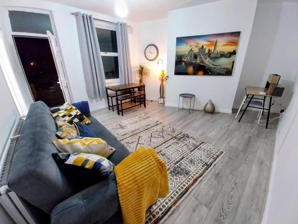 Predel za sedenje v nastanitvi Comfortable 2beds house 4 contractors & staycation