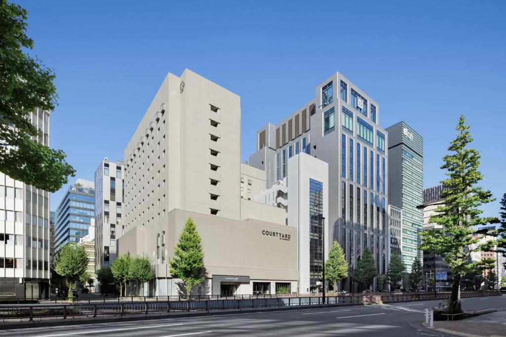 eine Darstellung des Bürgergebäudes in einer Stadt in der Unterkunft Courtyard by Marriott Tokyo Ginza Hotel in Tokio