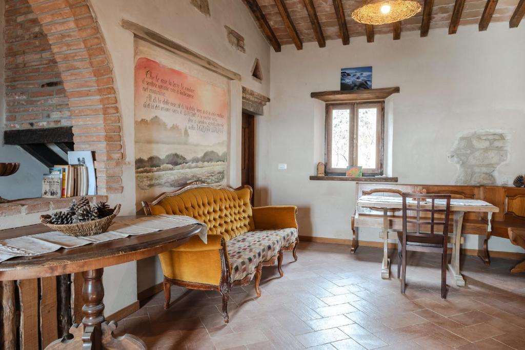 un salon avec un canapé et une table dans l'établissement Reggioli- Appartamento Falegname, à Gaiole in Chianti
