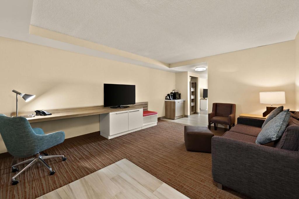 Hilton Garden Inn Williamsburg - One-Bedroom Queen Suite With Sofa Bed
