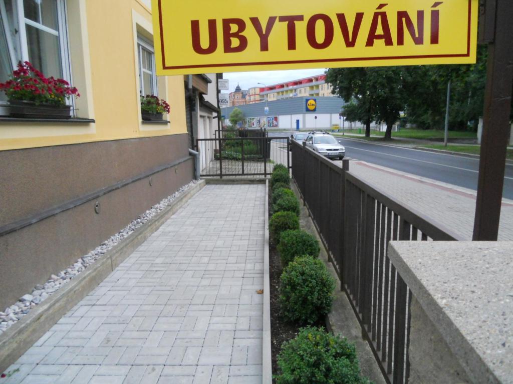 卡羅維發利的住宿－msprivat，人行道旁的黄色标志读乌克罗万