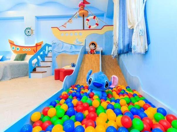 a childs play room with a pile of balls at Elegance House in Wujie
