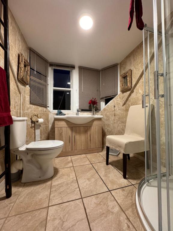 un bagno con un water e un lavandino di The West Highland Way Pitches a Glasgow