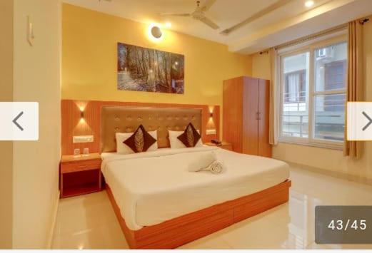 Un dormitorio con una cama grande y una ventana en For U Hostel - A Premium Stay, en Rishīkesh