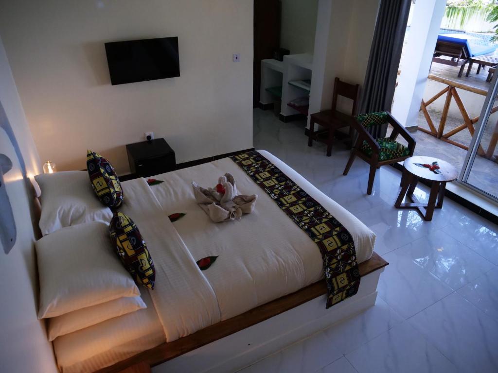 TV a/nebo společenská místnost v ubytování Double A Nungwi Beach Hotel