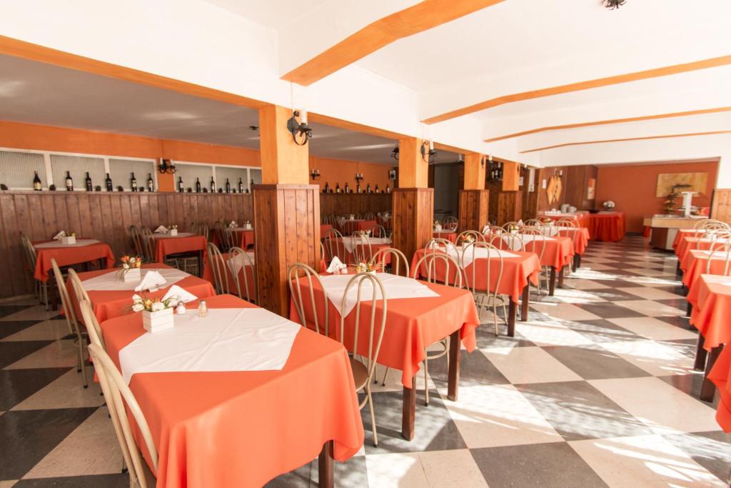 Um restaurante ou outro lugar para comer em Hotel JB