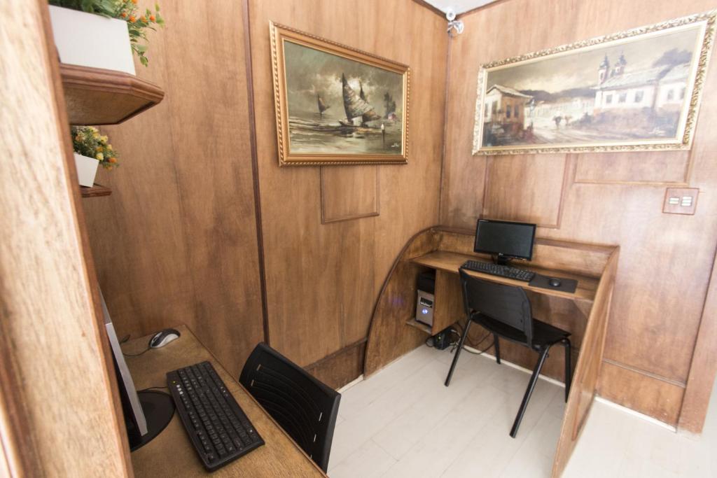 Uma televisão e/ou sistema de entretenimento em Hotel JB
