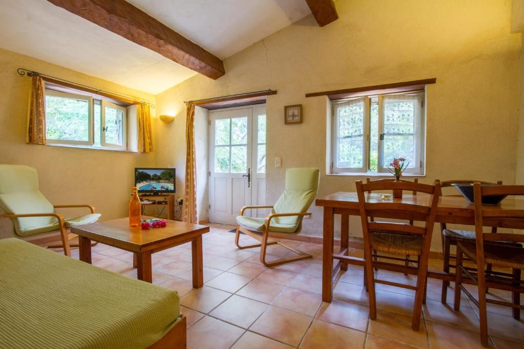 Le Jas charming Mas in Provence with shared pool nature calm space - Vakantiehuis