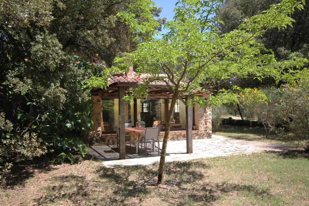 Taman di luar Lou Petarel Charming house with shared pool nature an calm in Provence
