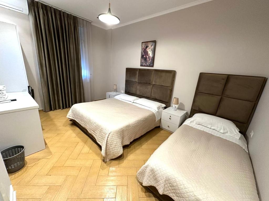 Postel nebo postele na pokoji v ubytování HOTEL NOBEL CENTER