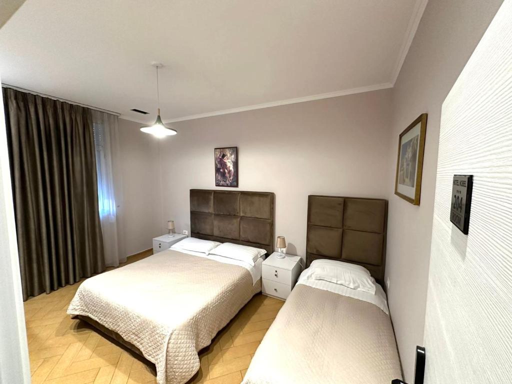 Postel nebo postele na pokoji v ubytování HOTEL NOBEL CENTER