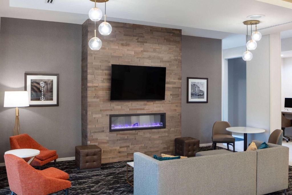 a living room with a fireplace with a tv at La Quinta Inn & Suites by Wyndham Centralia in Centralia