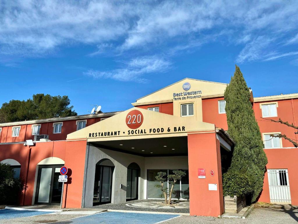 un hôtel avec un panneau à l'avant dans l'établissement Best Western Terre de Provence, au Cannet-des-Maures