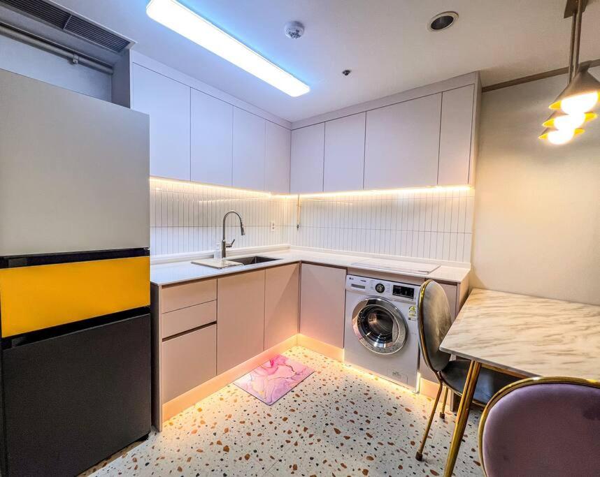 A kitchen or kitchenette at Pink House