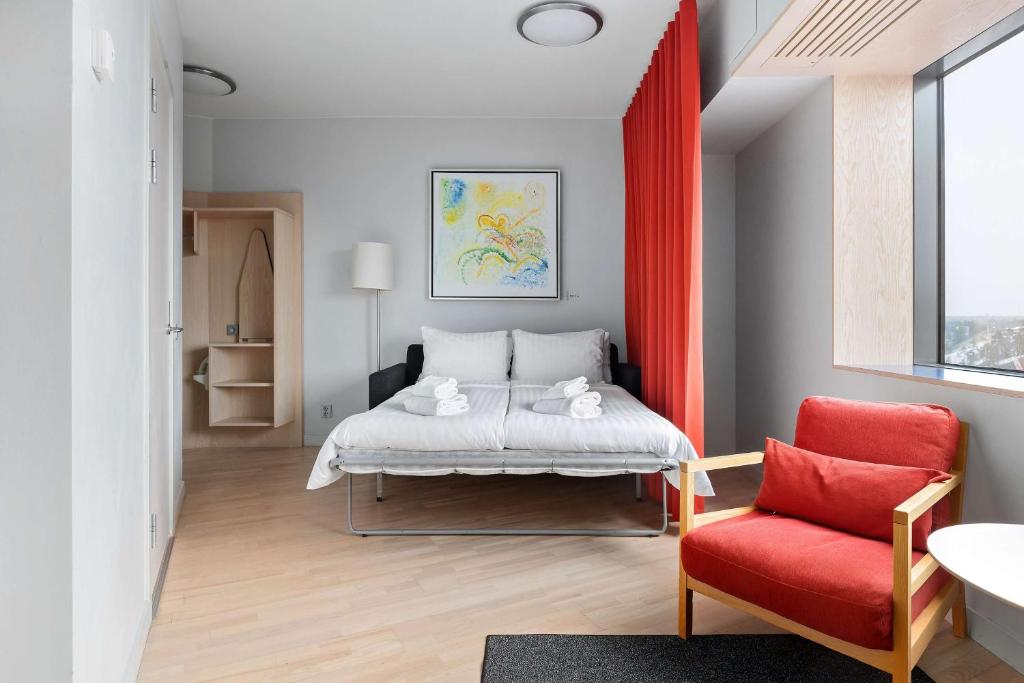 Best Western Plus Park City Hammarby Sjöstad - 一间特大床和沙发床的家庭房
