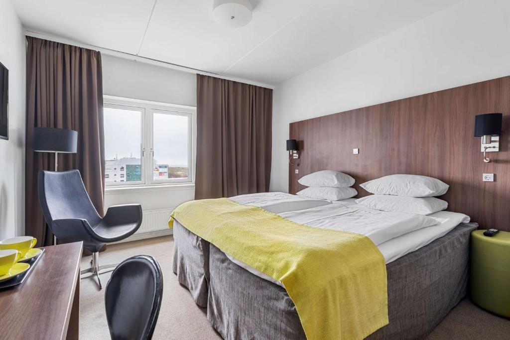 Habitación de hotel con cama grande y escritorio. en Best Western Plus Park Globetrotter Copenhagen Airport, en Copenhague