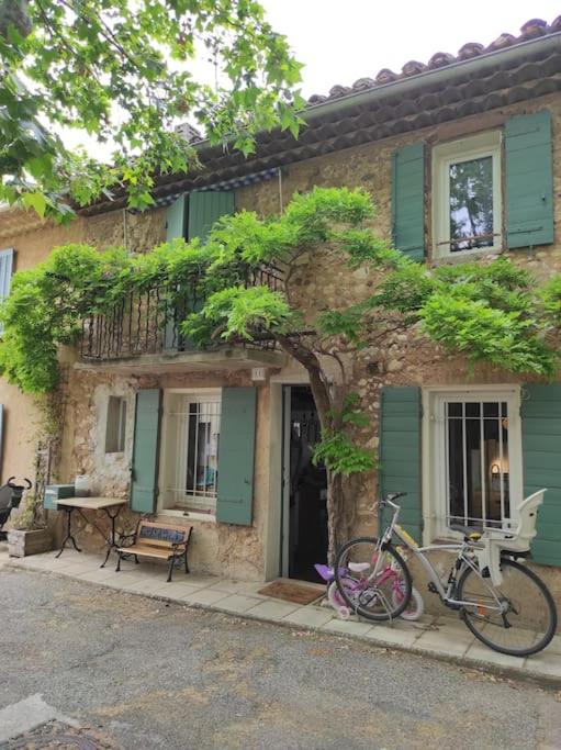 un vélo garé devant une maison dans l'établissement Charmante maison de village provençale 85 m2, à Aix-en-Provence