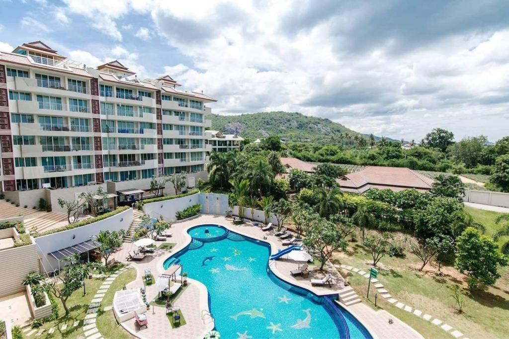 einem Luftblick auf den Pool in einem Resort in der Unterkunft SeaRidge Hua Hin Resort & Poolvilla in Khao Tao