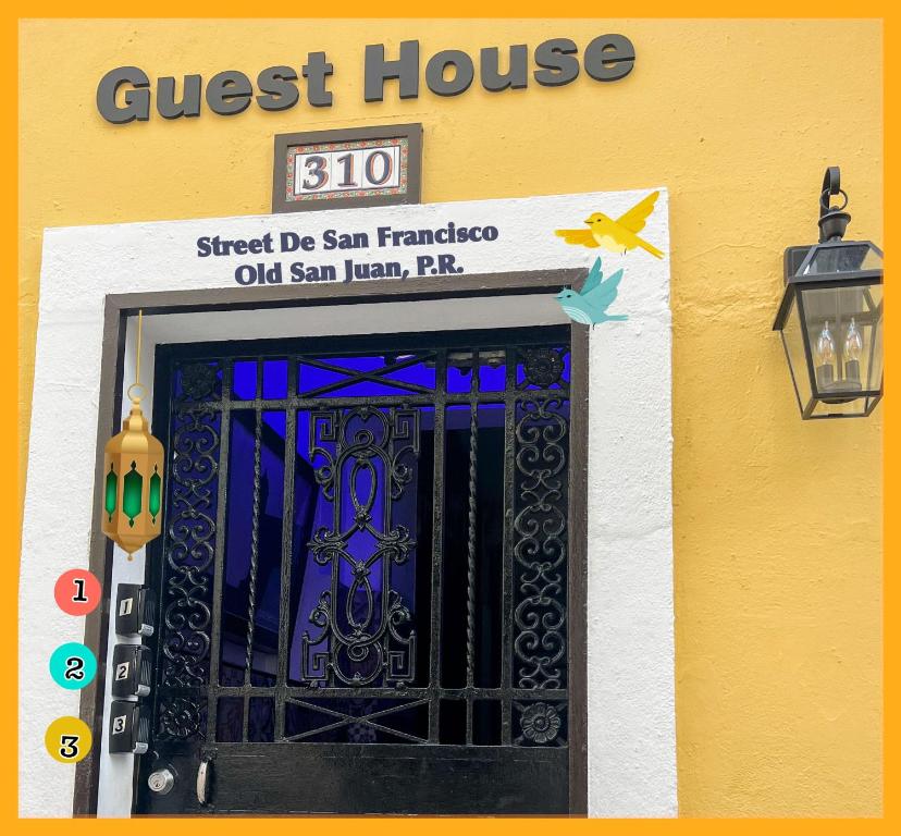 una puerta delantera de un hostal con una puerta en 310Guest-House La Vyda, en San Juan